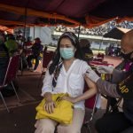 Petugas tenaga kesehatan menyuntikkan dosis pertama vaksin COVID-19 kepada warga saat vaksinasi massal di Stadion Gelora Bandung Lautan Api (GBLA), Bandung, Jawa Barat, Kamis (17/6/2021).