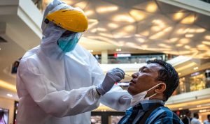 Petugas mengambil sampel lendir dari seorang pengunjung saat tes swab COVID-19 di salah satu pusat perbelanjaan modern di Kota Semarang, Jawa Tengah, Rabu (20/05/2020).