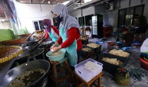 Ilustrasi produksi kripik tempe. (Foto: BeritaSatu Photo/Mohammad Defrizal)